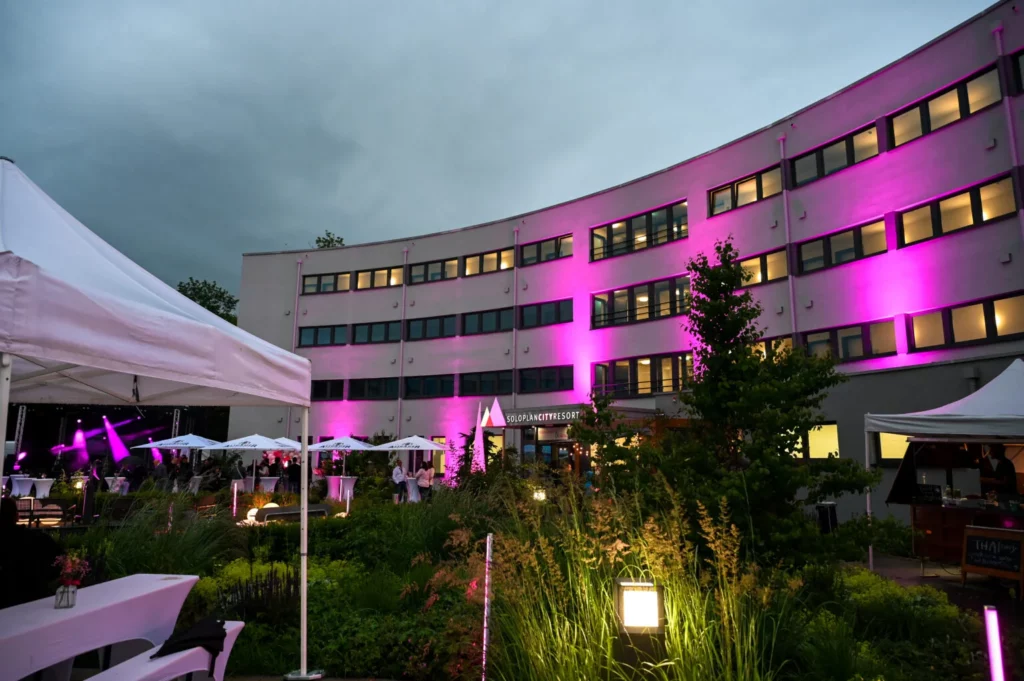 Soloplan City Resort im magenta Licht